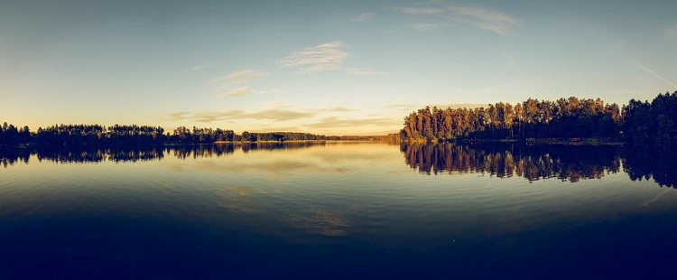 En sjö i skymningsljus. En sjö i skymningsljus.
