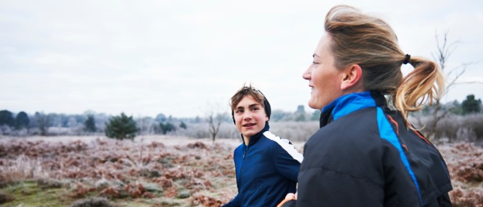 Kille och kvinna joggar