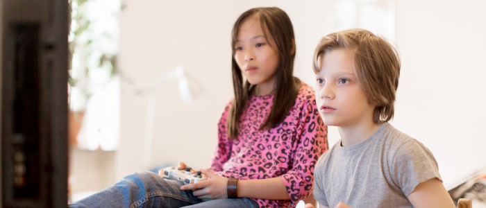 Två barn spelar tv-spel